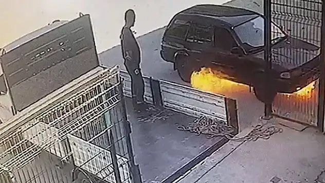 Otomobil bomba gibi patlayıp alev aldı