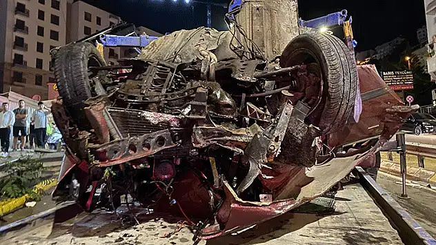 Otomobil, çarptığı bariyerde asılı kaldı: 2 ölü