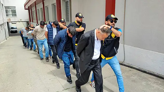 Otomobil çetesine Konya'nın da olduğu 6 ilde şafak baskını: 24 gözaltı
