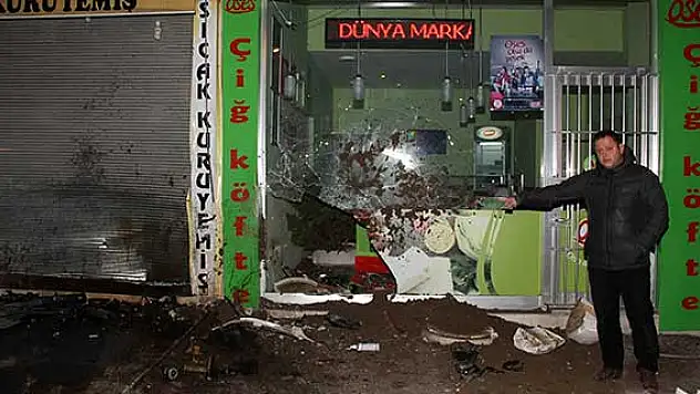 Otomobil çiğ köfte dükkanına çarptı: 3 yaralı