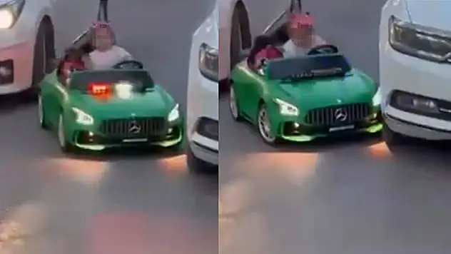 Otomobil çocuğun bindiği akülü araca çarptı: O anlar kamerada