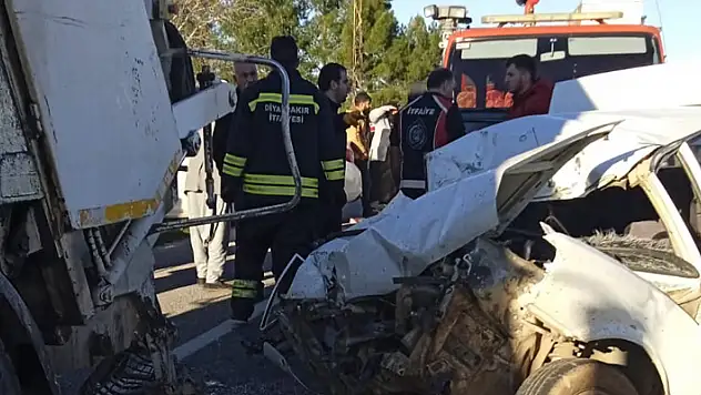 Otomobil çöp kamyonuna arkadan çarptı: 2 ölü, 2 ağır yaralı

