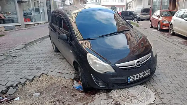 Otomobil çukura daldı, sürücü tepki gösterdi: Zararım karşılansın
