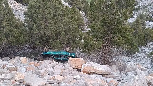 Otomobil dağ yolunda uçuruma yuvarlandı: 5 yaralı
