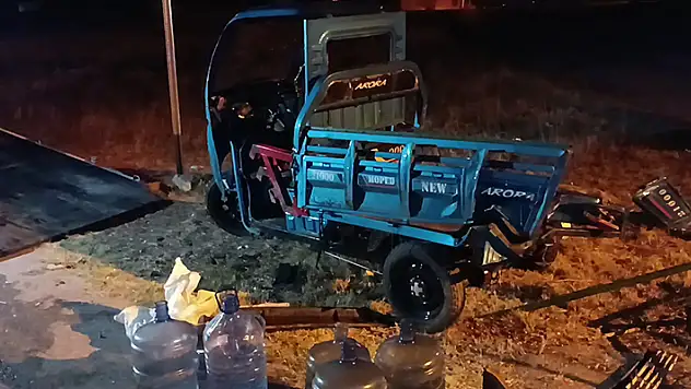 Otomobil, damacana yüklü triportöre çarptı: 4'ü çocuk 6 yaralı
