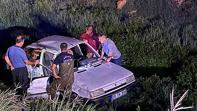 Otomobil, dere yatağına devrildi: 2 yaralı
