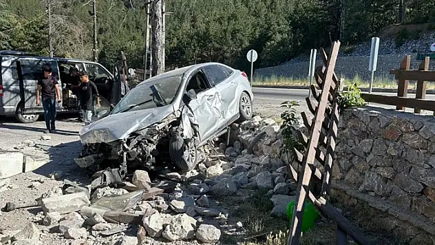Otomobil dinlenme tesisinin bahçe duvarına çarptı, 2 kişi yaralandı
