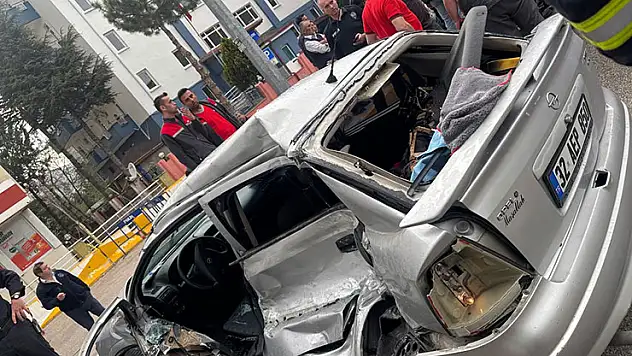 Otomobil, durakta yolcu alan otobüse arkadan çarptı: 1 ölü, 3 yaralı