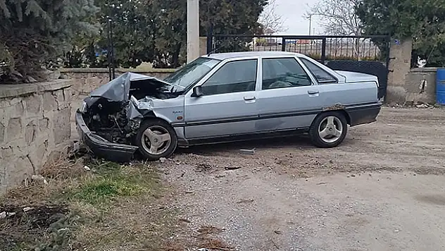 Otomobil duvara çarptı: 1 yaralı