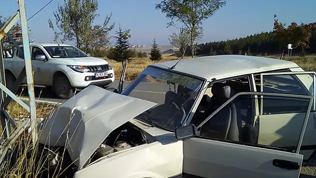 Otomobil elektrik direğine çarptı: 3 yaralı