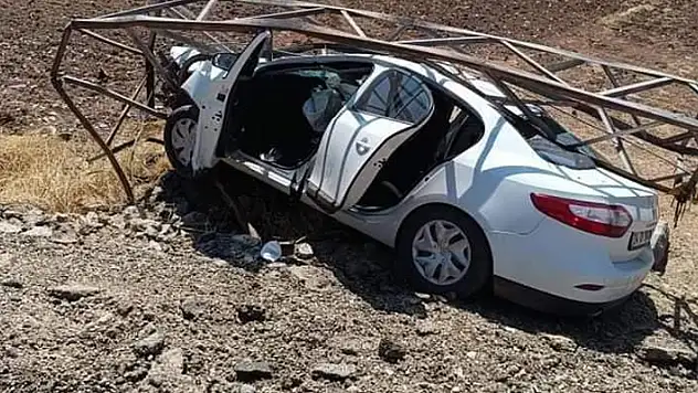 Otomobil elektrik direğine çarptı: 4 yaralı
