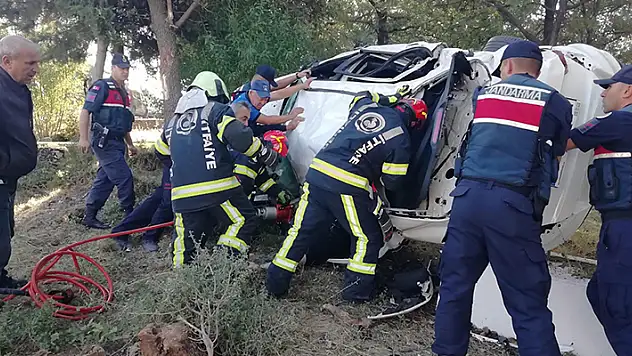 Otomobil, elektrikli bisiklete çarpıp, mezarlığa yuvarlandı: 3 ölü

