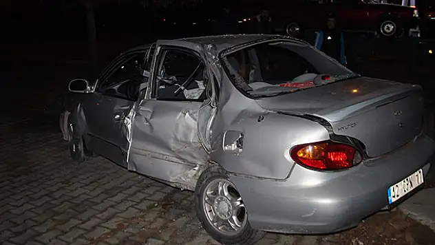 Otomobil elektrikli bisiklete ve ağaca çarptı: 6 yaralı