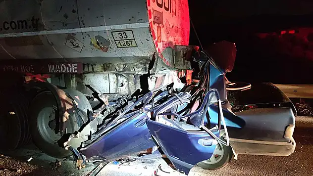 Otomobil, emniyet şeridindeki yakıt tankerine çarptı: 3 ölü

