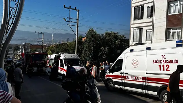 Otomobil evin bahçesine daldı: Anneanne ve 2 torunu yaralandı
