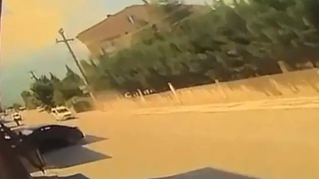 Otomobil, hafif ticari araç ve 2 kafeye çarptı