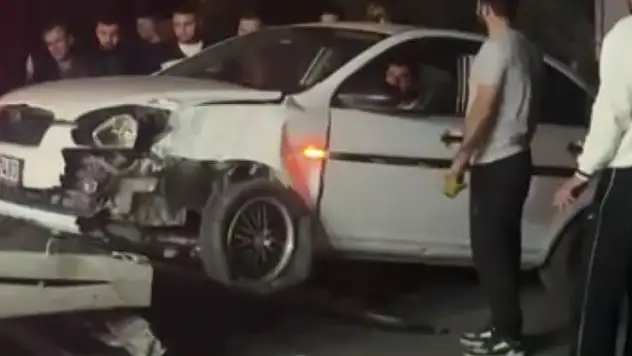 Otomobil ile çarpışan işçi servisi devrildi: 8 yaralı