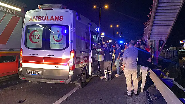 Otomobil ile çarpışan servis minibüsü devrildi: 7 yaralı
