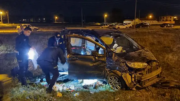 Otomobil ile hafif ticari araç çarpıştı: 1 ölü, 4 yaralı
