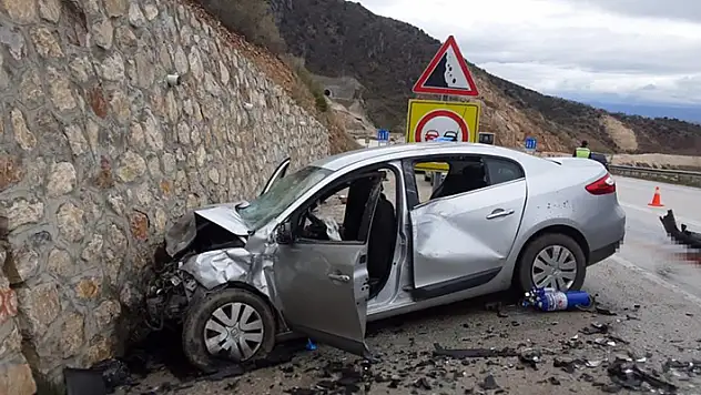 Otomobil ile hafif ticari araç çarpıştı: 3 ölü, 2 yaralı

