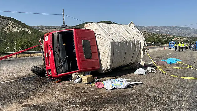 Otomobil ile kamyonet çarpıştı: 1 ölü, 4 yaralı