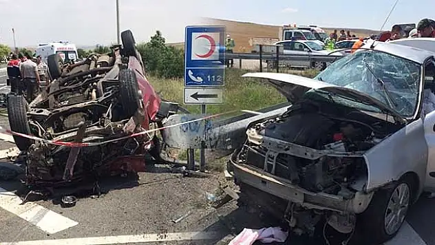 Otomobil ile kamyonet çarpıştı: 3 ölü, 5 yaralı