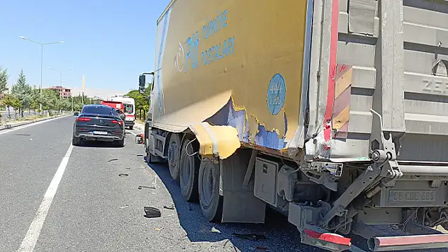 Otomobil ile kargo kamyonu çarpıştı: 1 ölü
