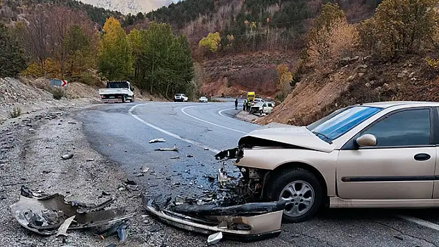 Otomobil ile minibüs kafa kafaya çarpıştı: 10 yaralı
