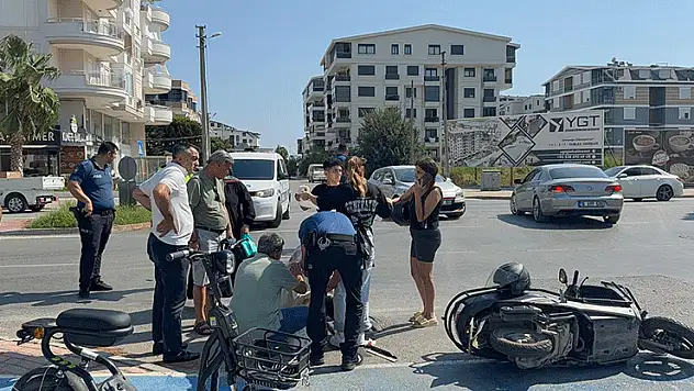 Otomobil ile motosiklet çarpıştı, yaralıya yoldan geçen doktor müdahale etti