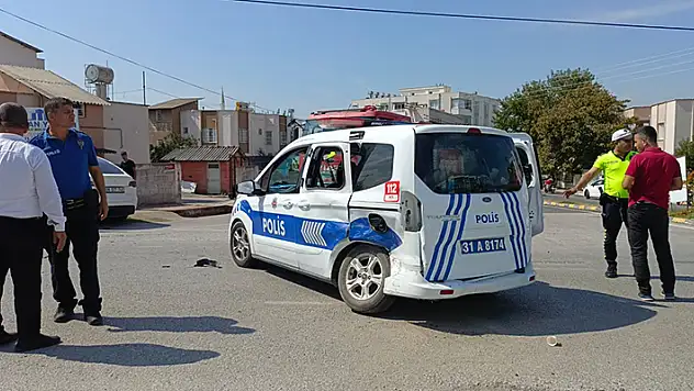 Otomobil ile polis aracı çarpıştı 3'ü polis, 5 yaralı
