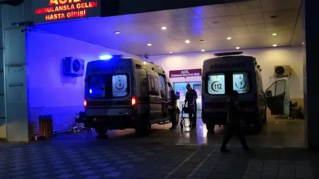 Otomobil ile traktör çarpıştı: 6 yaralı
