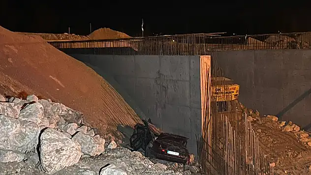 Otomobil inşaata düştü: 3'ü aynı aileden 4 kişi yaşamını yitirdi