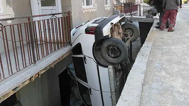 Otomobil istinat duvarından 'kanepe' üzerine düştü