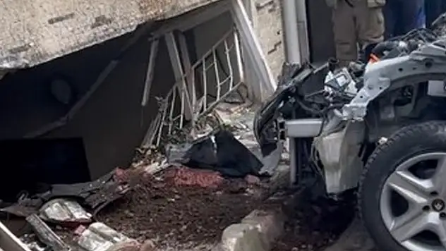 Otomobil kaldırımdaki kadını önüne katıp eve daldı