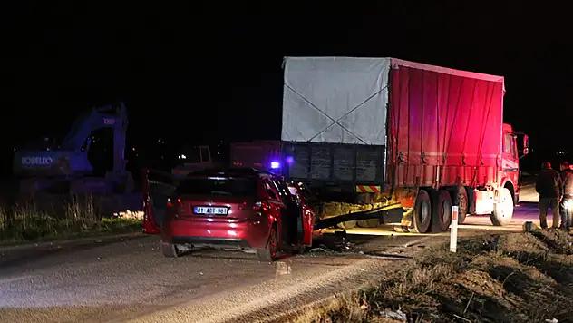 Otomobil, kamyona arkadan çarptı: 1 ölü
