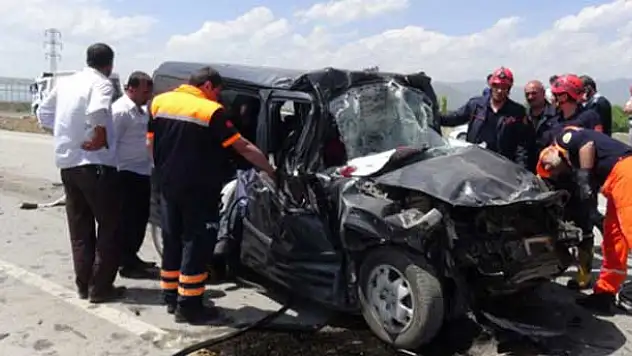 Otomobil kamyonun altına girdi: 2 ölü