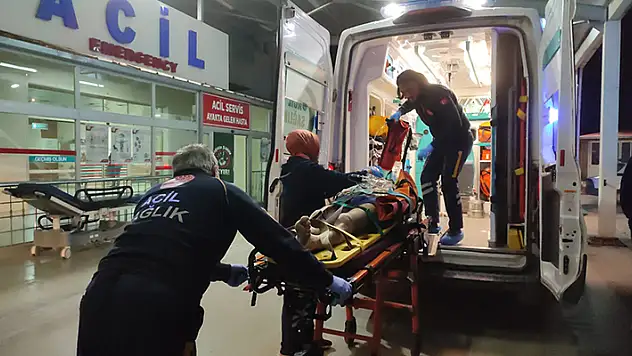 Otomobil, kayaya çarpıp takla attı: 2 yaralı
