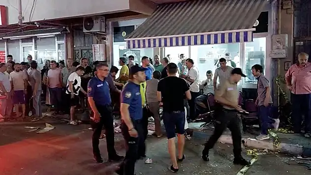 Otomobil, kıraathane önünde oturanların arasına daldı 11 kişinin yaralandığı kaza kamerada
