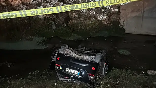 Otomobil, köprüden dereye düştü: 1 ölü, 1 yaralı