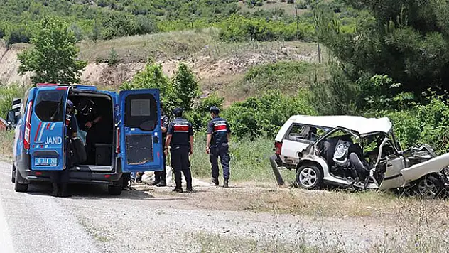 Otomobil köprünün korkuluklarına çarptı: Aynı aileden 6 kişi yaşamını yitirdi