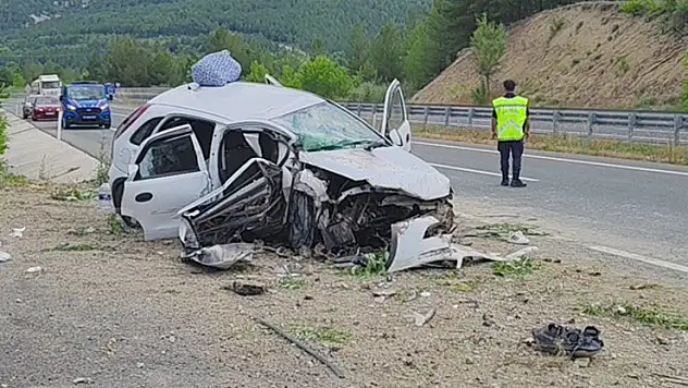 Otomobil menfeze çarptı: 1 ölü, 3 yaralı