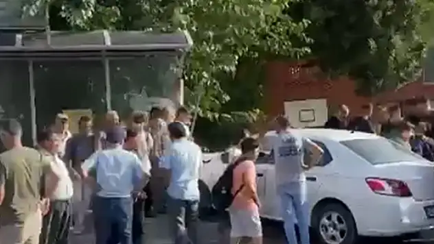 Otomobil okul çıkışı saatinde durağa daldı: 3 öğrenci yaralandı

