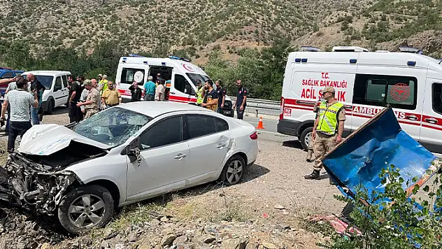 Otomobil otobüs durağına daldı: 3 yaralı
