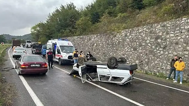 Otomobil, otobüse çarpıp takla attı çocuk öldü, anne, baba ve kardeşi yaralandı 