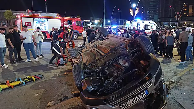 Otomobil, park halindeki 3 araca çarpıp devrildi: 2 ölü, 1 yaralı