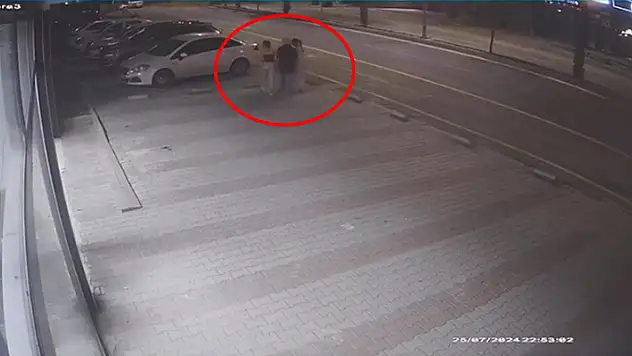Otomobil park halindeki araçlara çarptı, yayalar son anda kurtuldu
