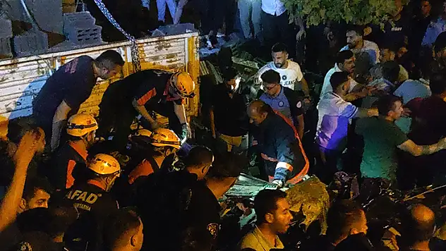 Otomobil park halindeki briket yüklü tıra çarptı: 2 ölü