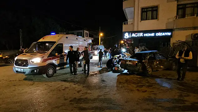 Otomobil park halindeki hafif ticari araca çarptı: 1 ölü, 1 ağır yaralı
