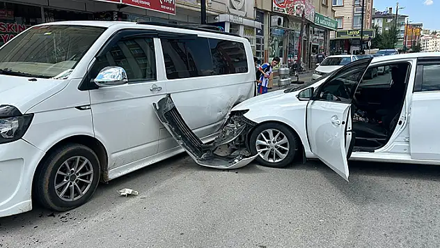 Otomobil, park halindeki minibüse çarptı: 5 yaralı
