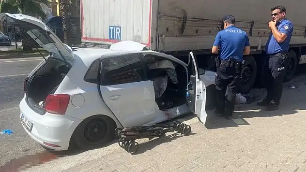 Otomobil, park halindeki tıra çarptı: 4 yaralı